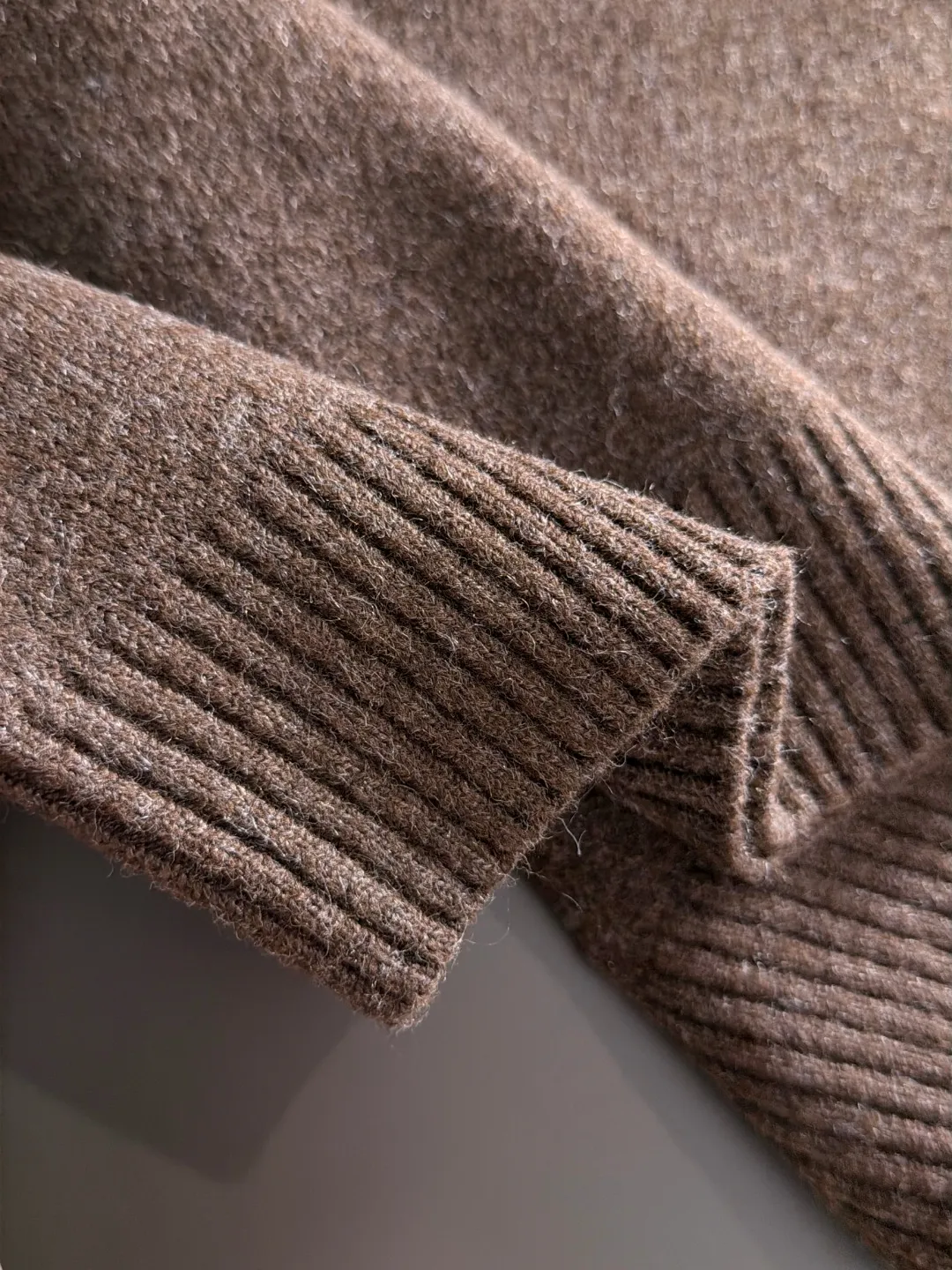 Next day shipping P195 Hermès 2026 Autumn and Winter latest sweater from the official website, now on sale at the counter simultaneously Hot Sale! Specially made of wool blended fabric. It feels comfortable and can be directly in contact with the skin. The logo badge is exquisitely embroidered, which is extremely eye-catching! The details highlight the fashionable charm of big brands. Exquisite workmanship. Three-dimensional cutting style. The wearing effect is invincible and handsome! All three standards are complete! Sizes:M-3XL